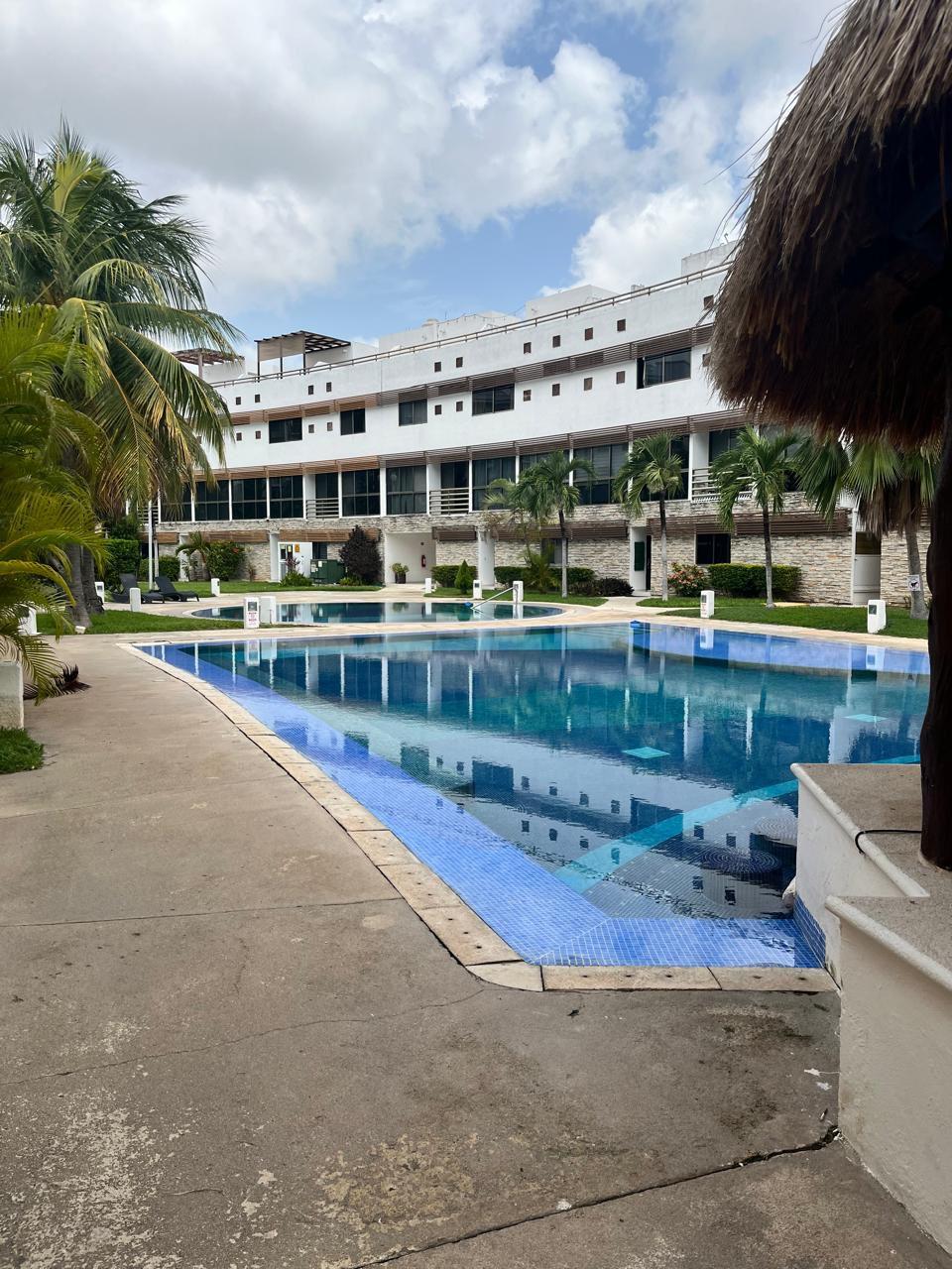 Renta townhouse AMUEBLADO en la Sm 40 de Cancún