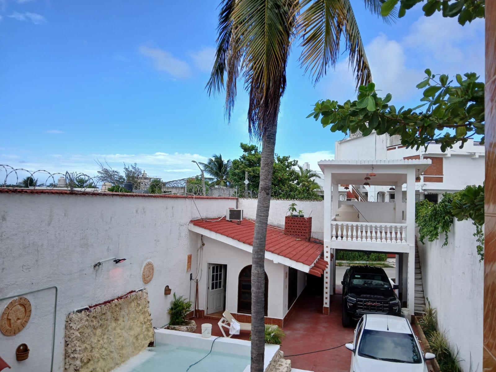 Casa de 4 recámaras a 1.3 km de Playa Puerto Juárez